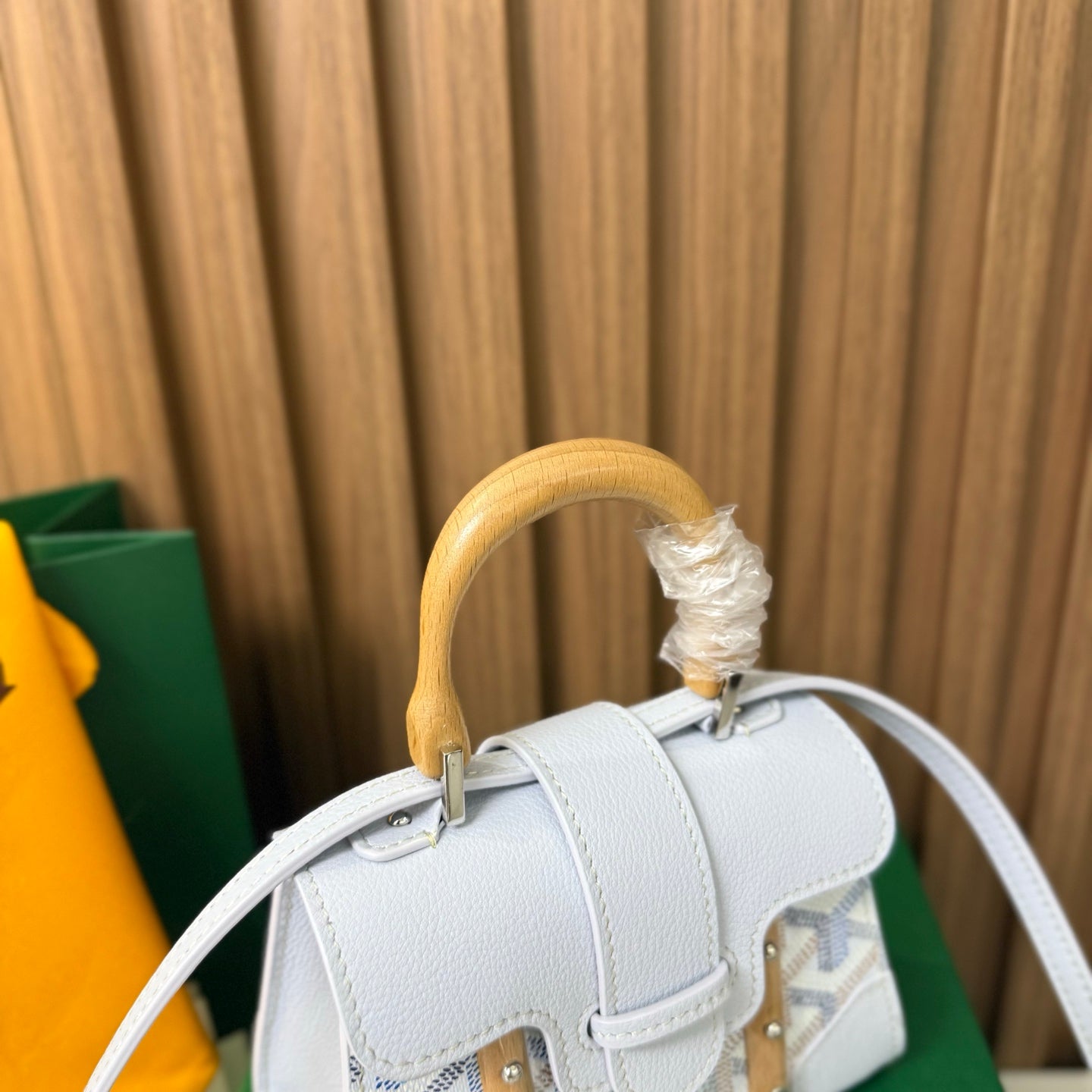 Goyard Saïgon Mini – Blanco con Asa de Madera