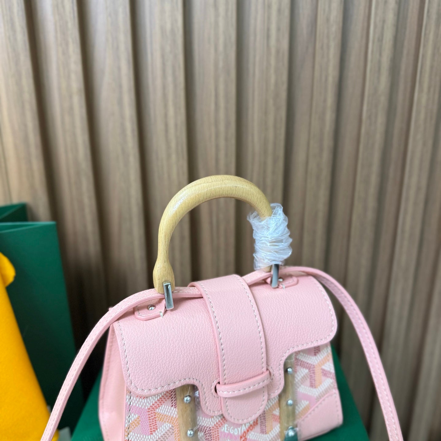 Goyard Saïgon Mini – Rosa con Asa de Madera