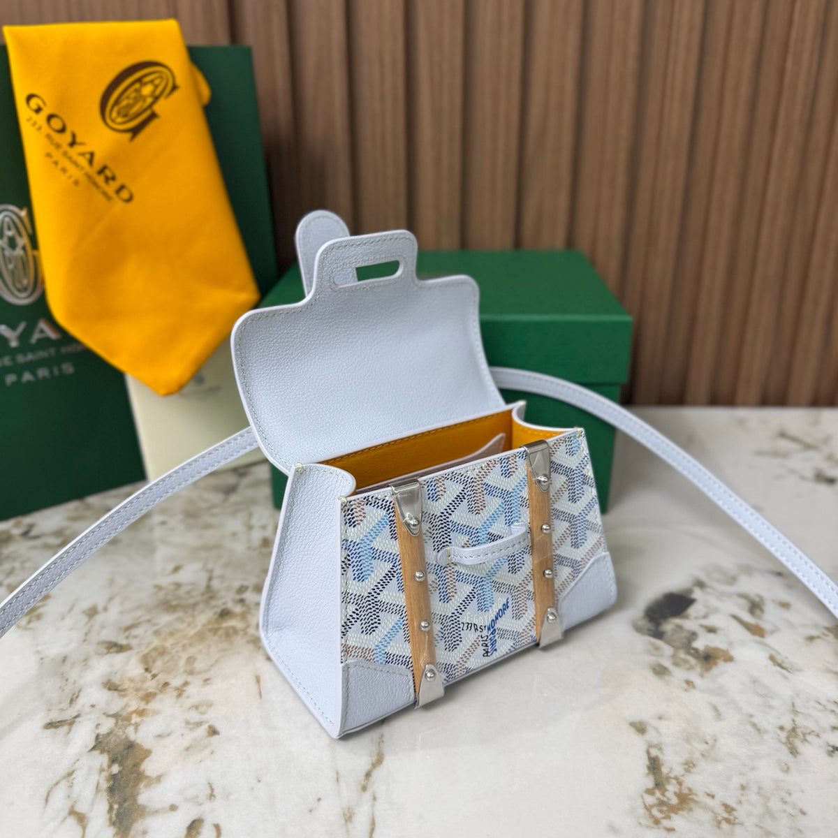 Goyard Saïgon Mini – Blanco con Asa de Madera