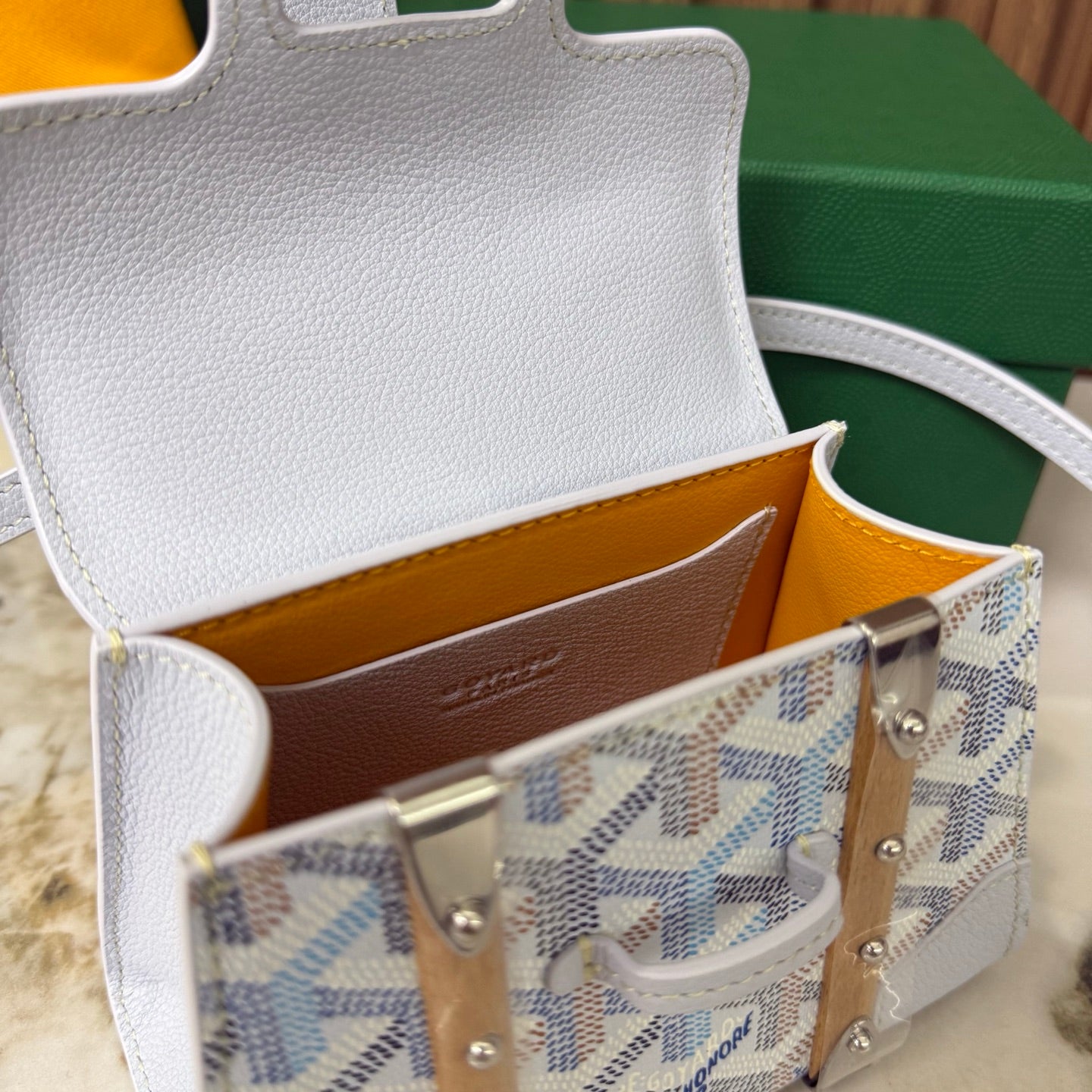 Goyard Saïgon Mini – Blanco con Asa de Madera