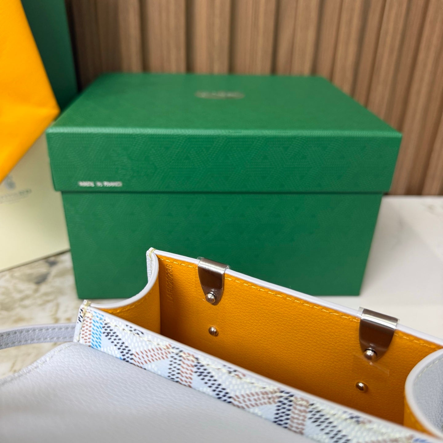 Goyard Saïgon Mini – Blanco con Asa de Madera