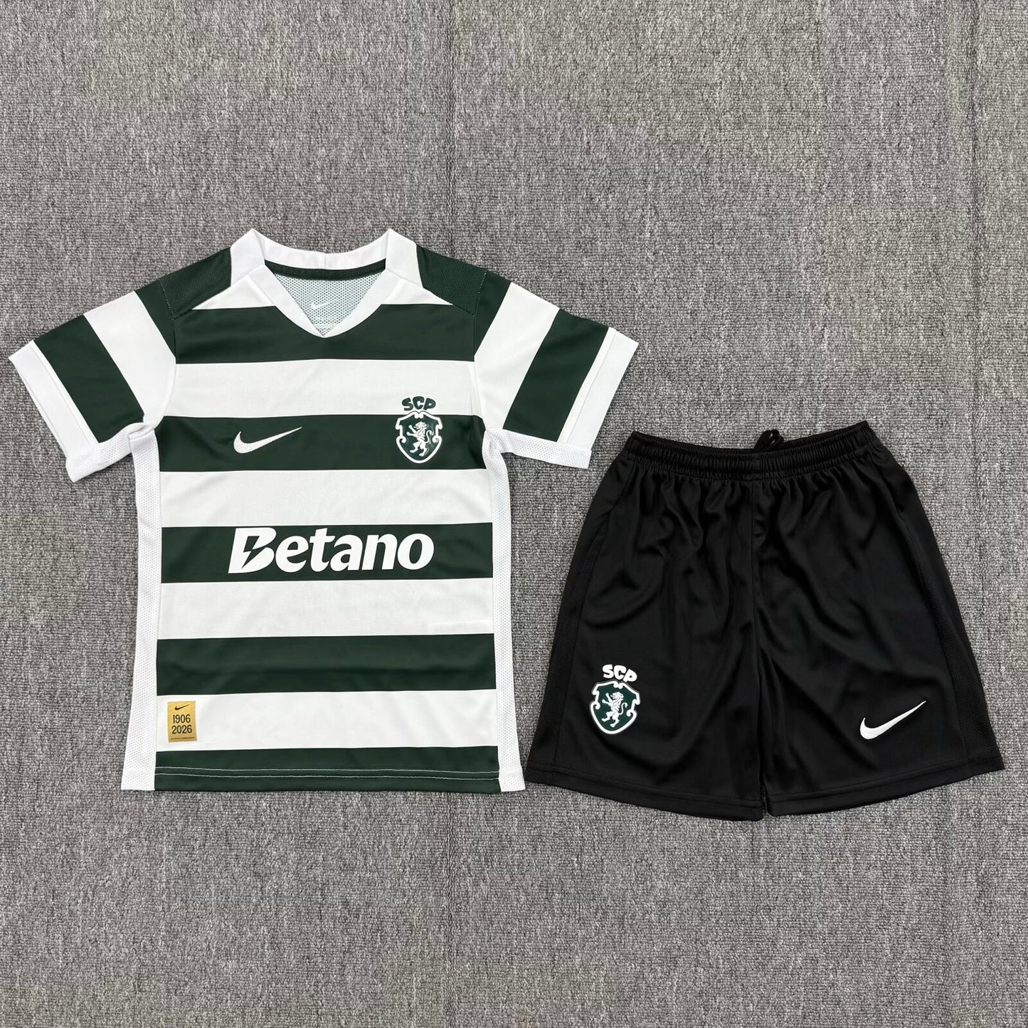 Sporting CP – Kit Infantil Equipamento Principal 2026/27 – 120 Anos