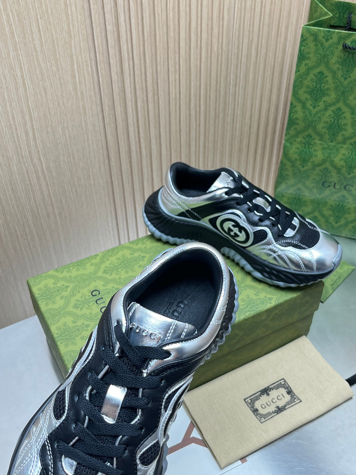 GUCCI INTERLOCKING G CHUNKY RUNNER–STYLE – SILVER / BLACK