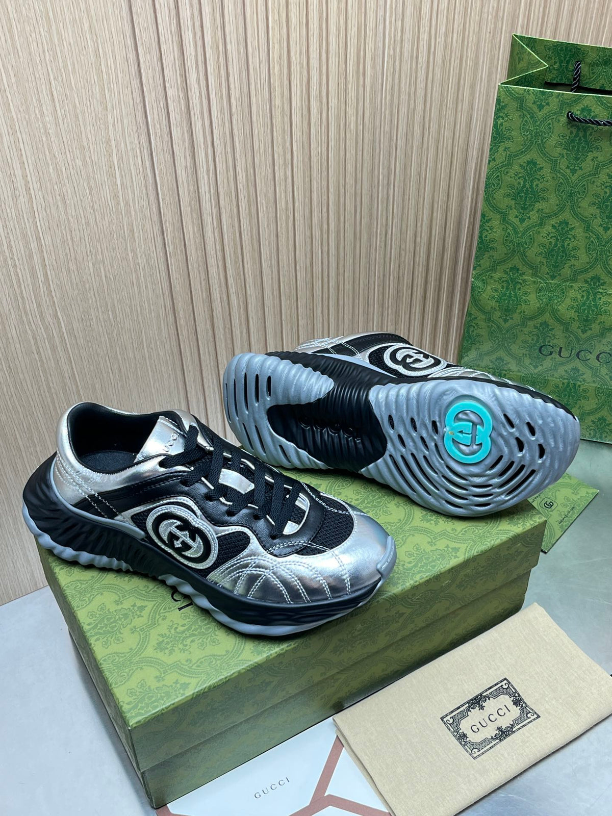 GUCCI INTERLOCKING G CHUNKY RUNNER–STYLE – SILVER / BLACK