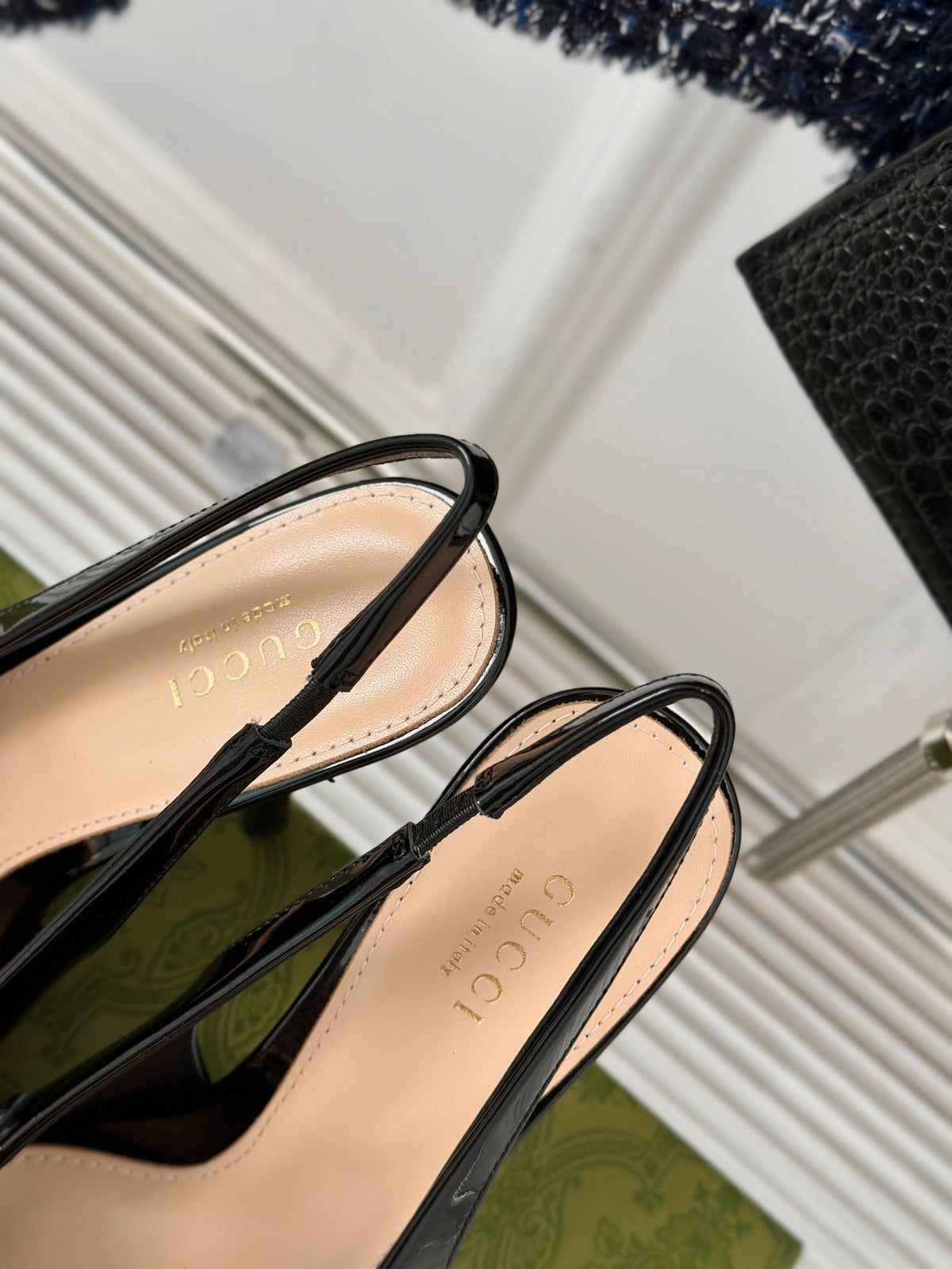 GUCCI SIGNORIA CHAIN SLINGBACK – BLACK / GOLD