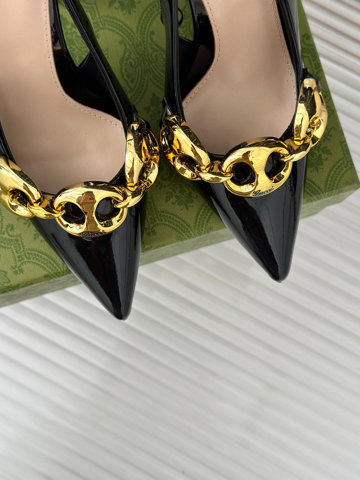 GUCCI SIGNORIA CHAIN SLINGBACK – BLACK / GOLD