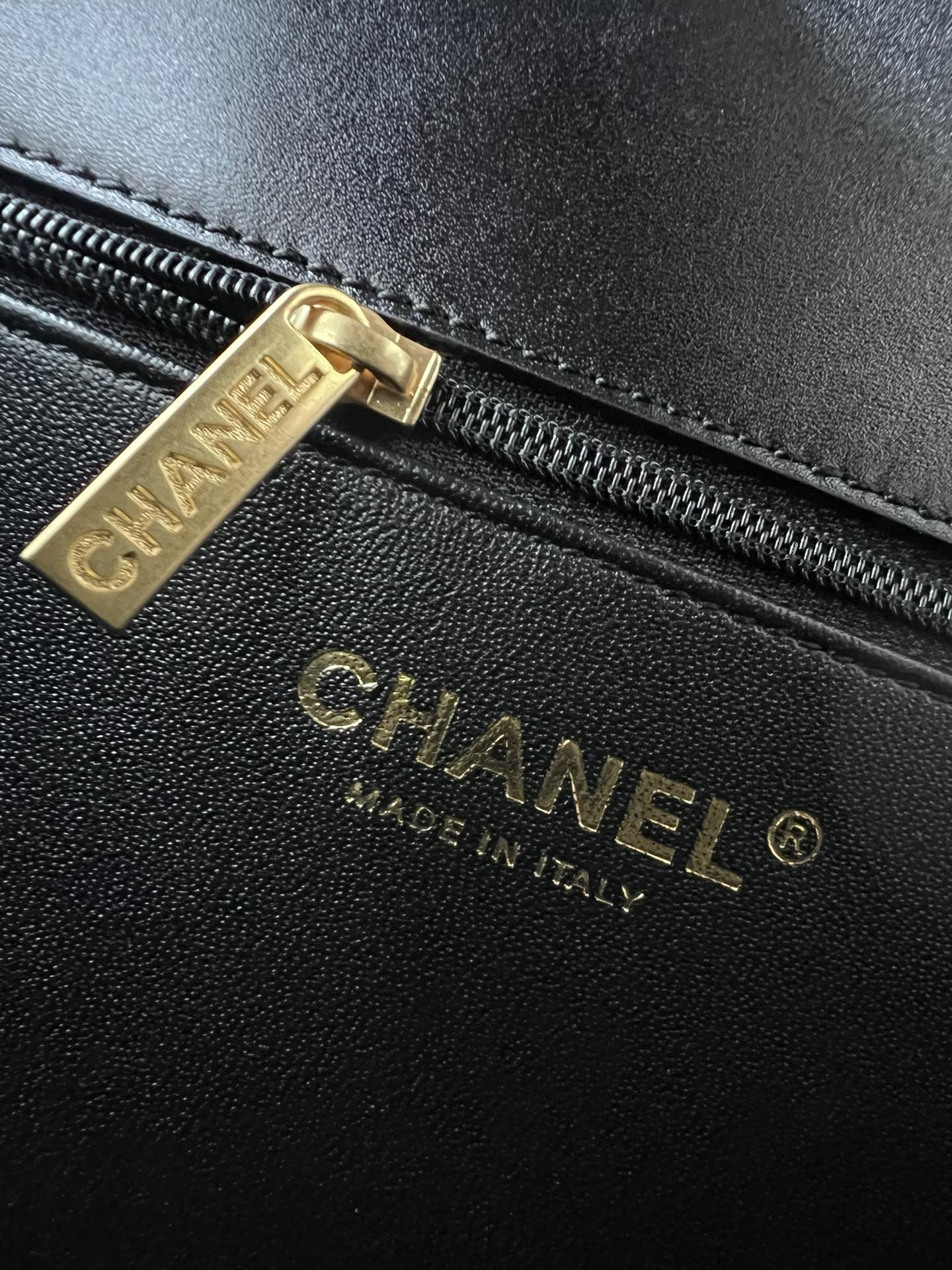 Chanel Classic Flap Pequeña Negra con Herrajes Dorados