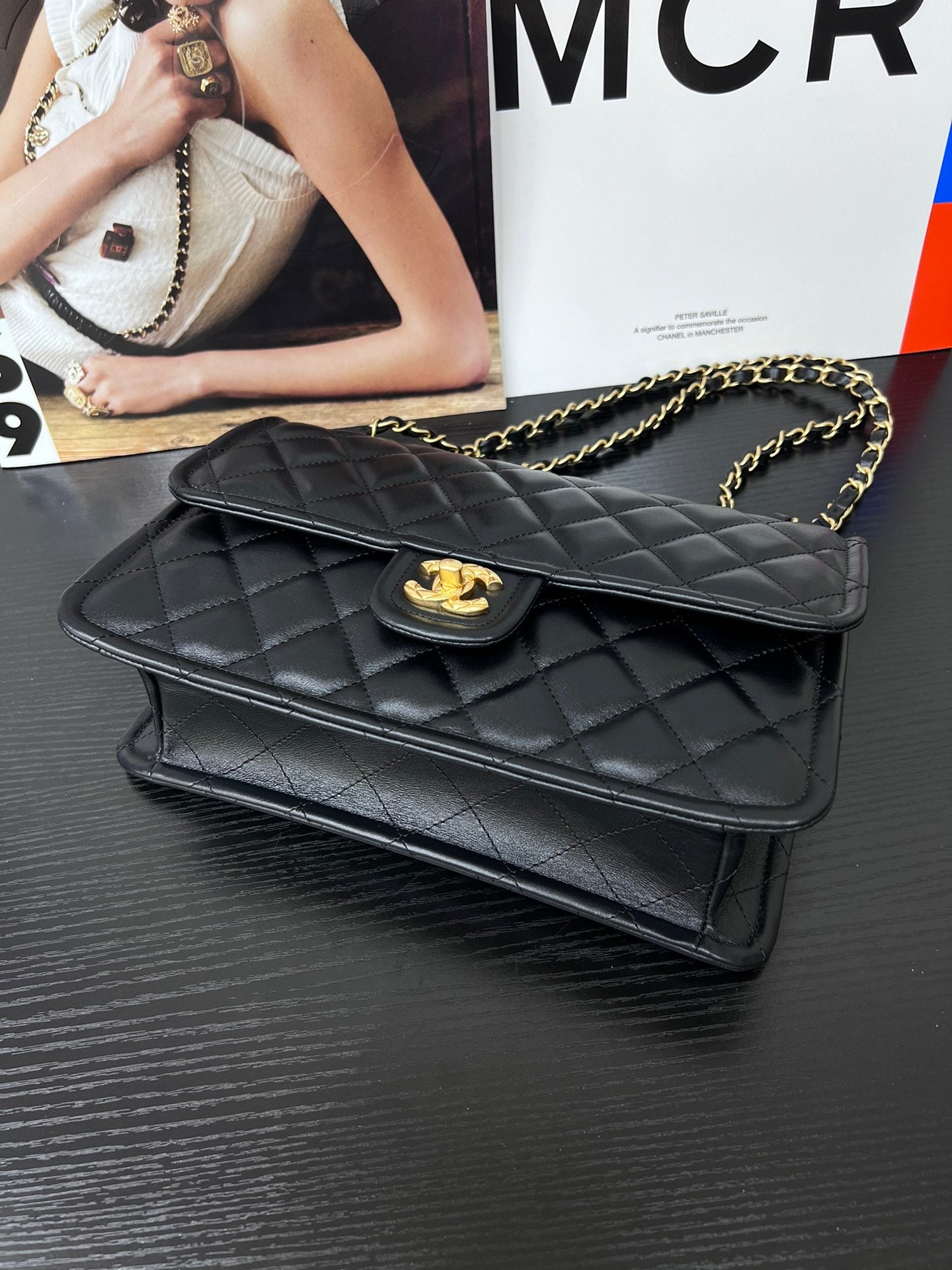 Chanel Classic Flap Pequeña Negra con Herrajes Dorados