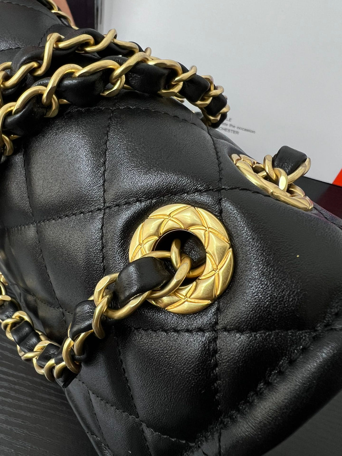Chanel Classic Flap Pequeña Negra con Herrajes Dorados