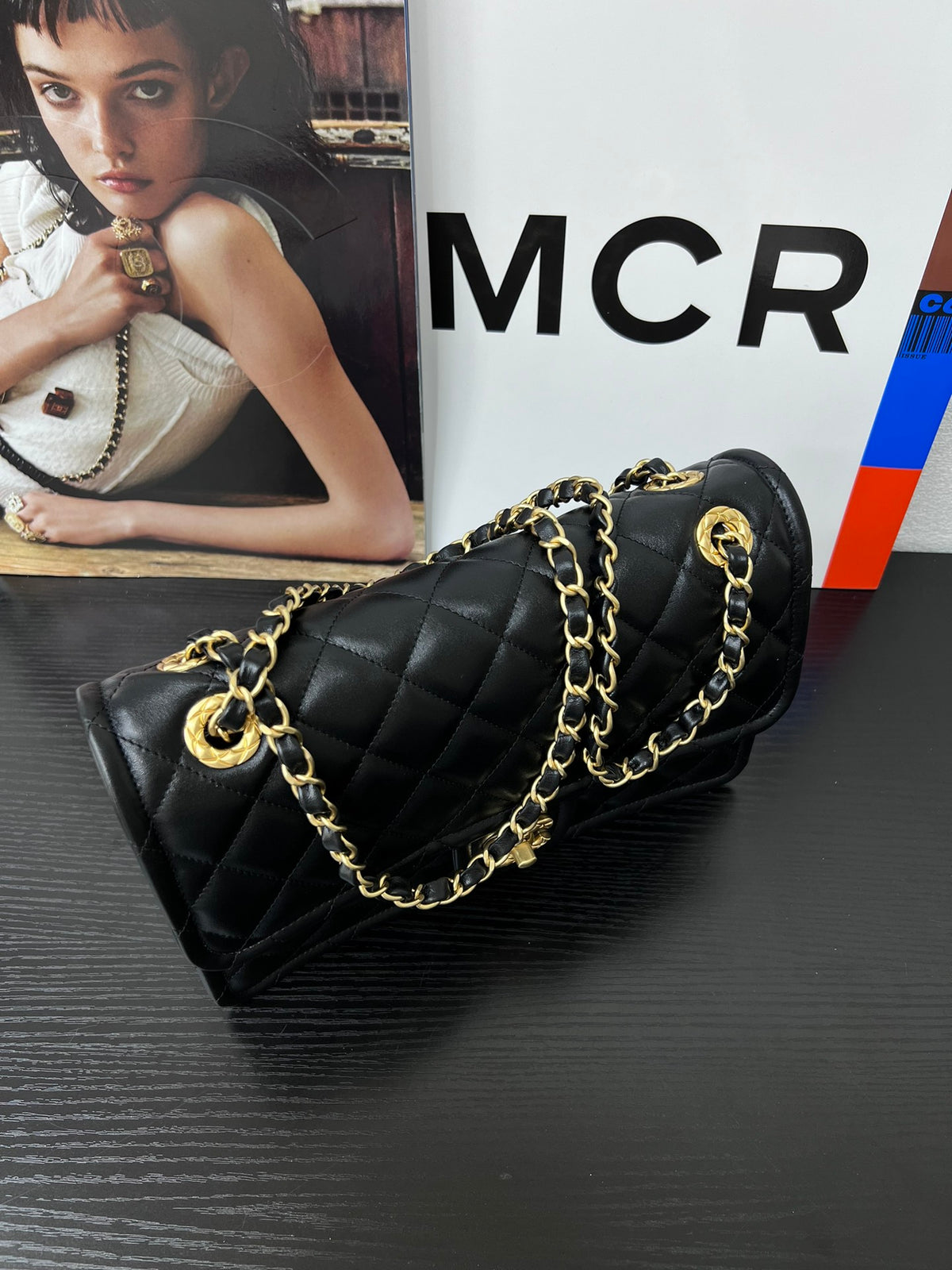 Chanel Classic Flap Pequeña Negra con Herrajes Dorados