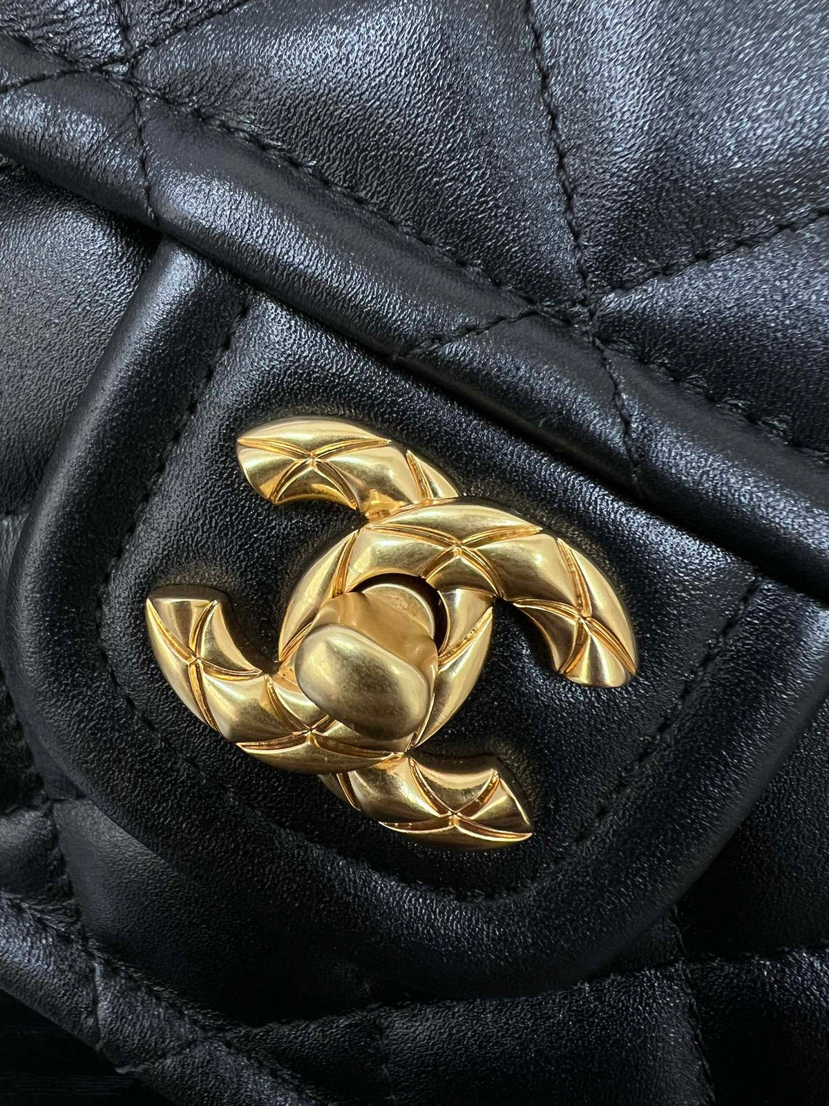 Chanel Classic Flap Pequeña Negra con Herrajes Dorados