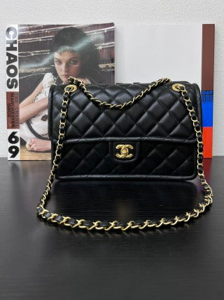 Chanel Classic Flap Pequeña Negra con Herrajes Dorados