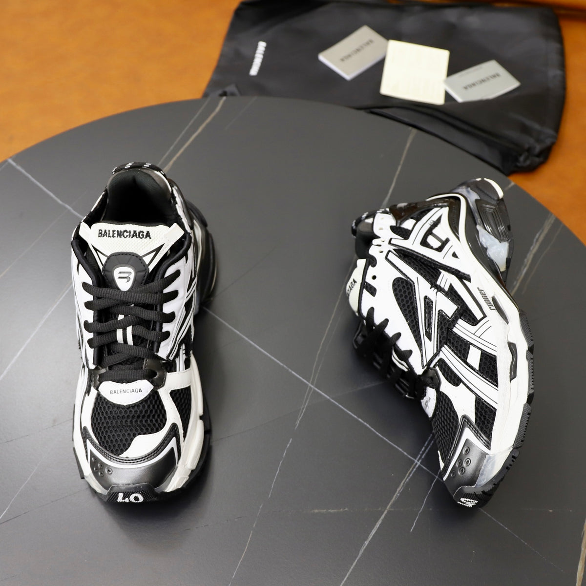 BALENCIAGA CIRCUIT – BLACK / WHITE