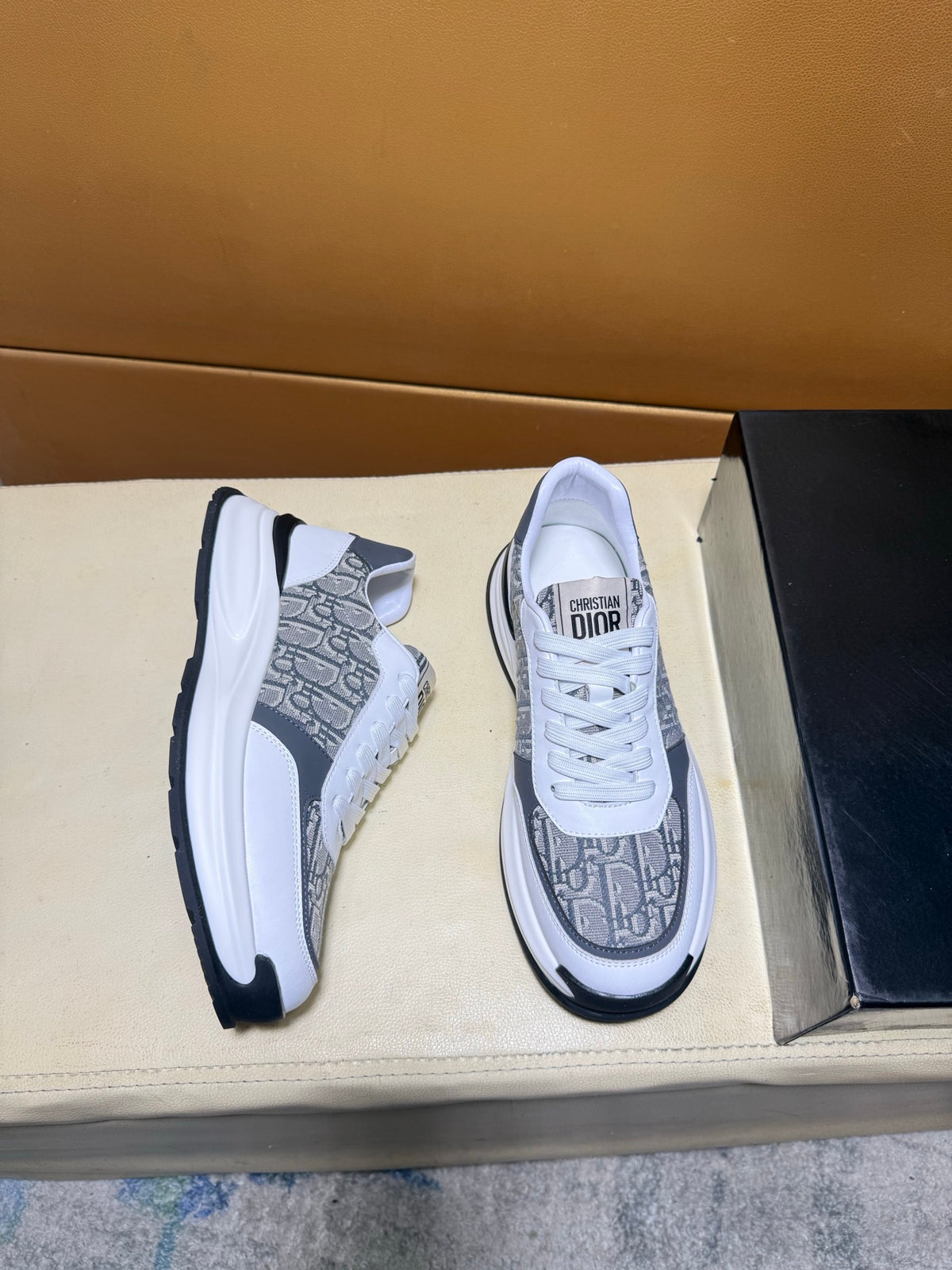 DIOR B57-STYLE OBLIQUE RUNNER – GREY / WHITE