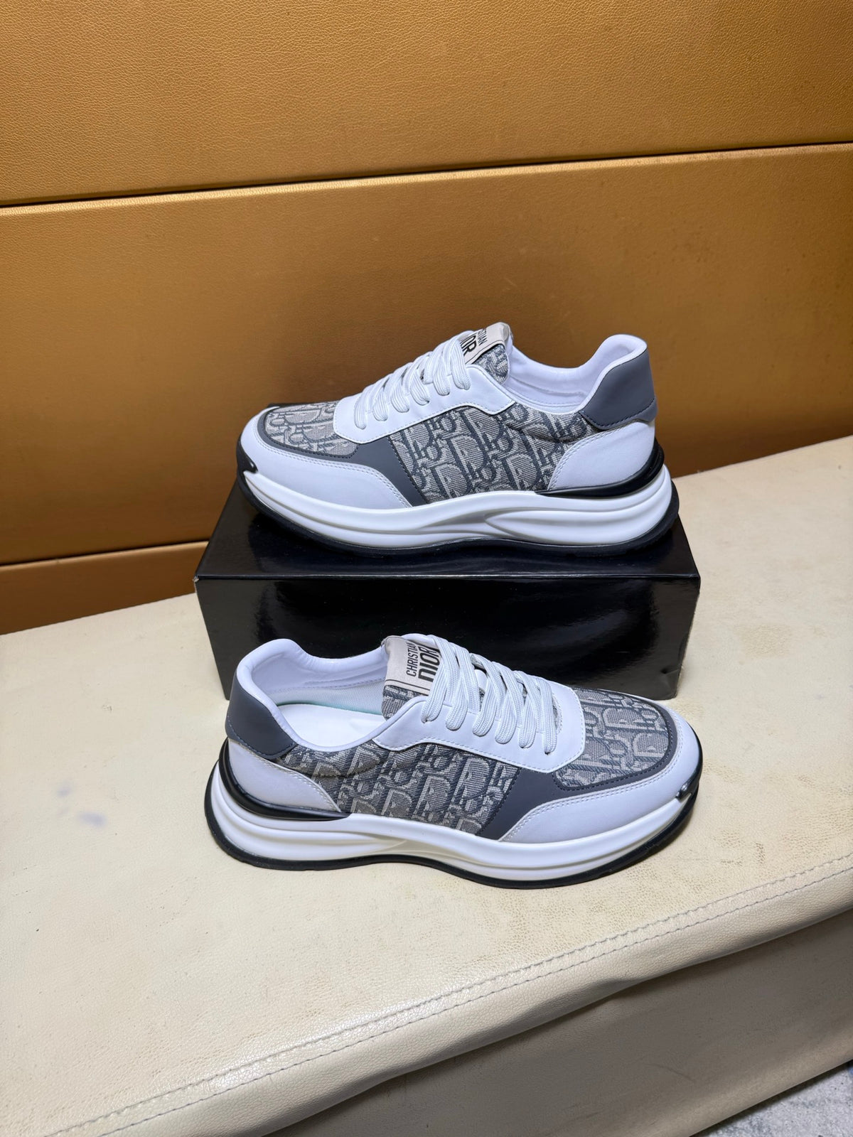 DIOR B57-STYLE OBLIQUE RUNNER – GREY / WHITE