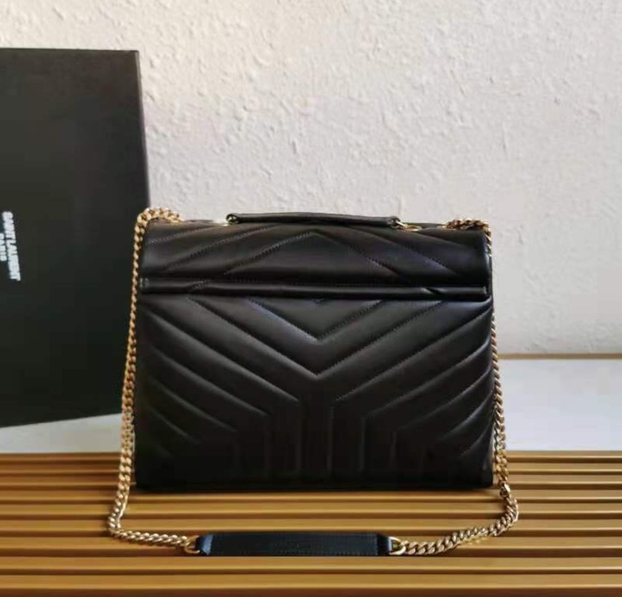 Yves Saint Laurent Loulou Toy negra, de piel matelaseada, con herrajes dorados envejecidos.