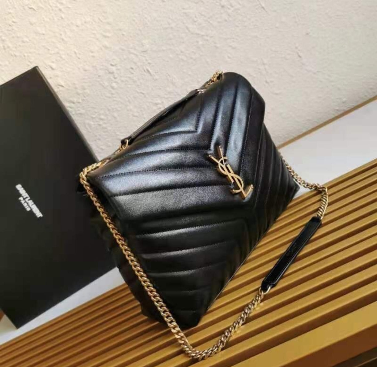 Yves Saint Laurent Loulou Toy negra, de piel matelaseada, con herrajes dorados envejecidos.