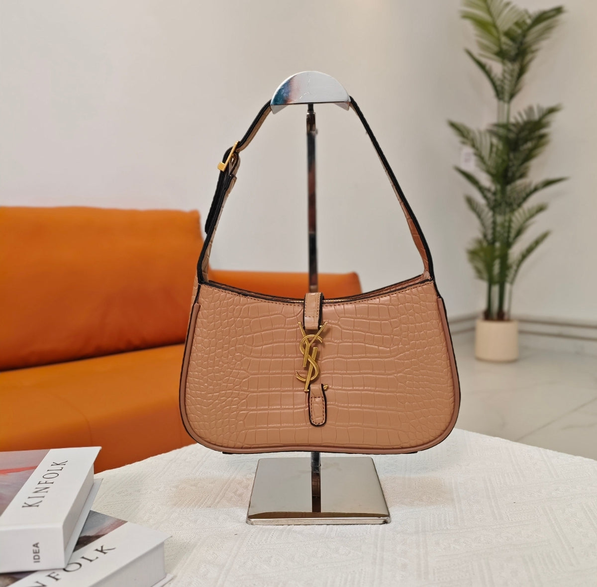 Saint Laurent Le 5 à 7 Hobo