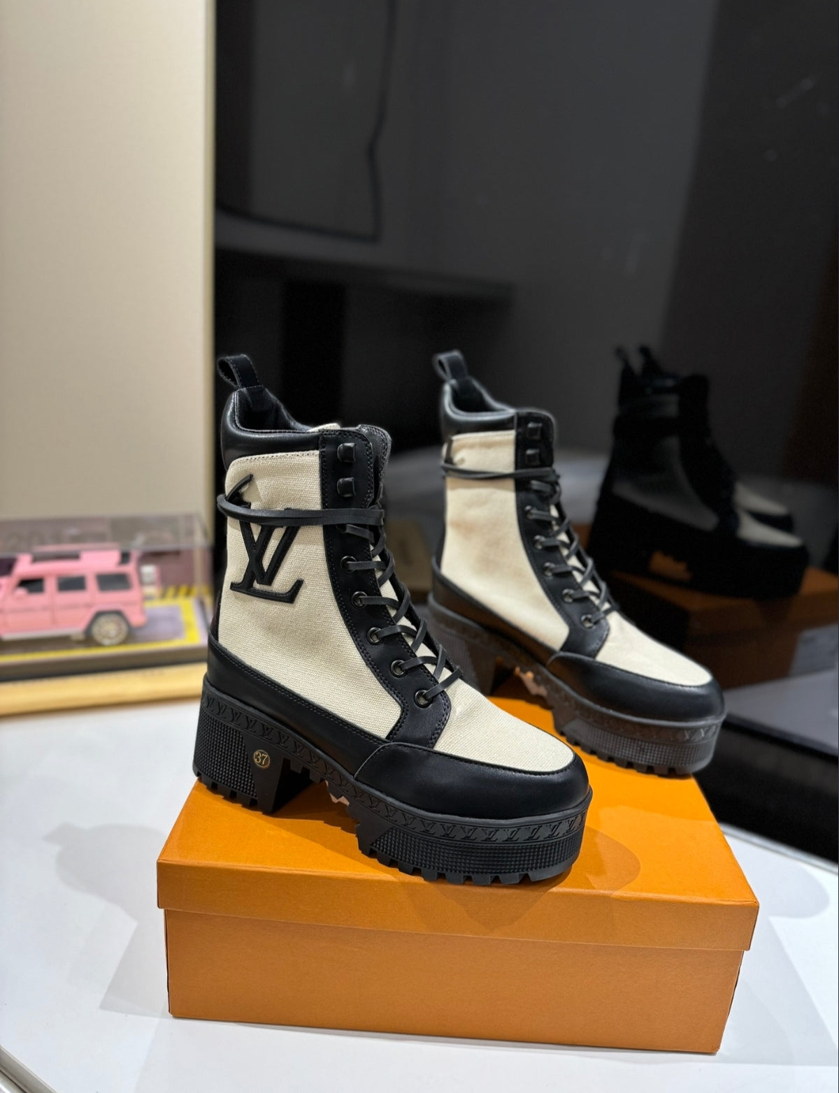 LOUIS VUITTON LAUREATE PLATFORM DESERT BOOT – BEIGE / BLACK
