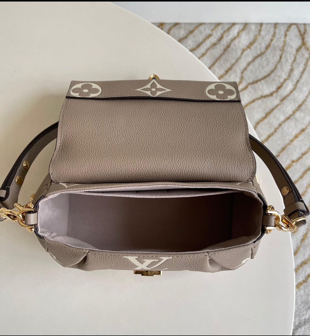 Louis Vuitton Pochette Métis East West