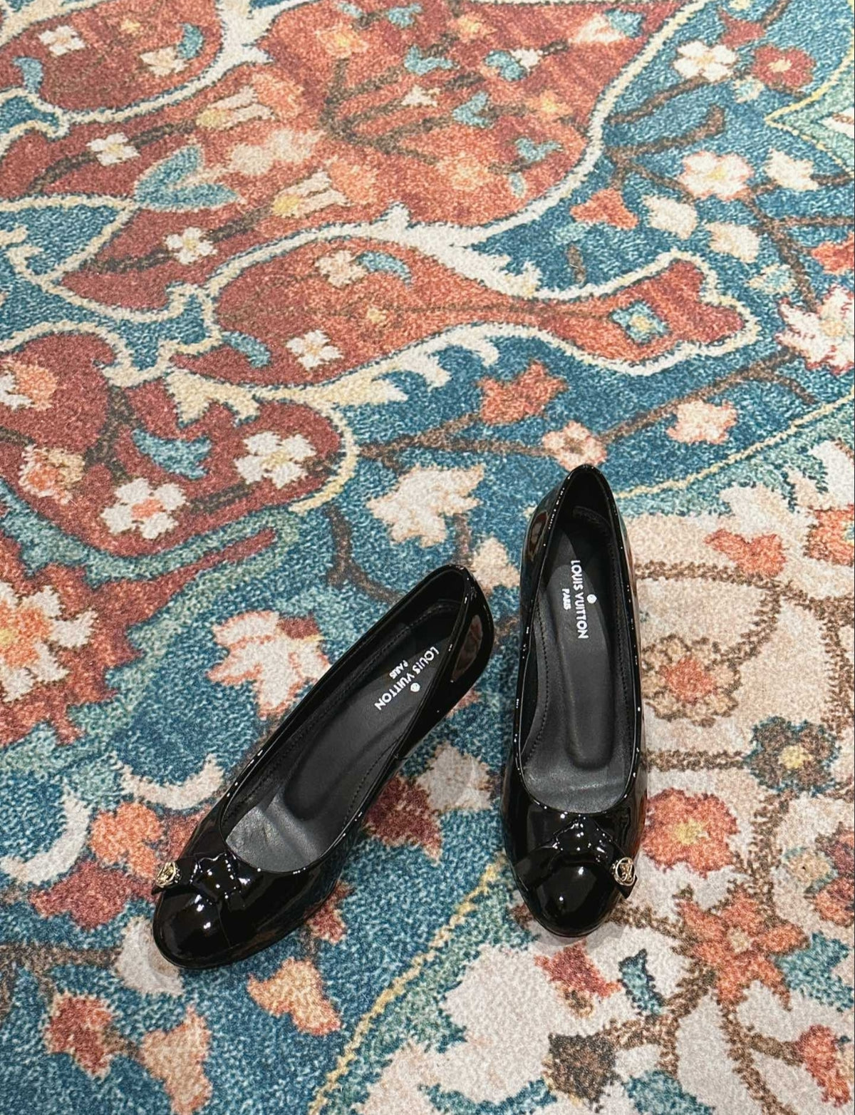 LOUIS VUITTON MALLETAGE PATENT PUMPS – BLACK