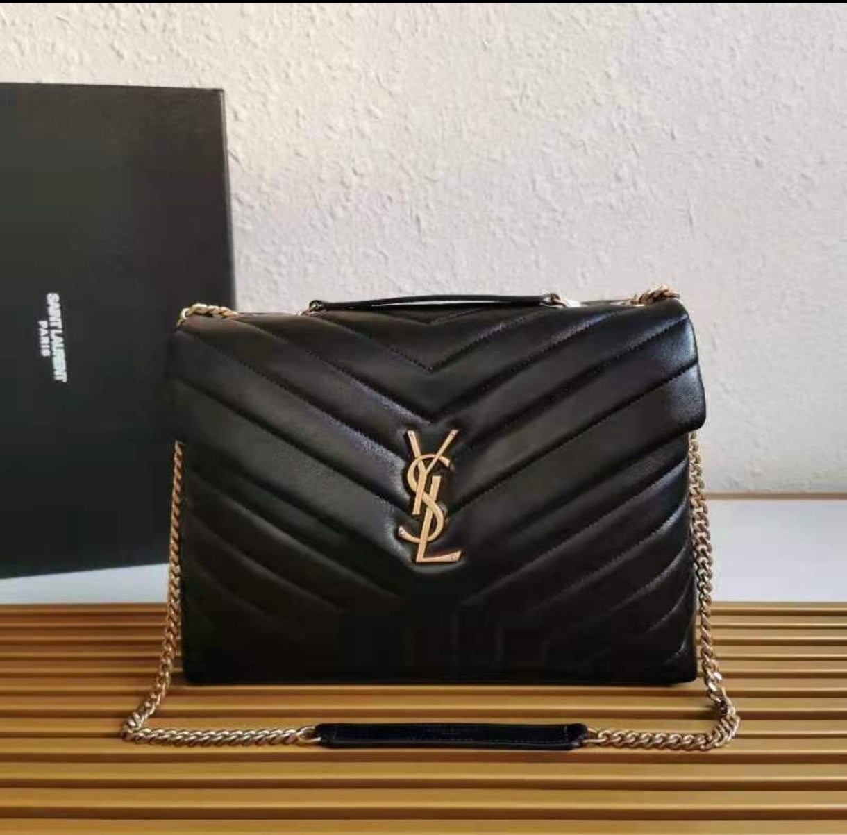 Yves Saint Laurent Loulou Toy negra, de piel matelaseada, con herrajes dorados envejecidos.