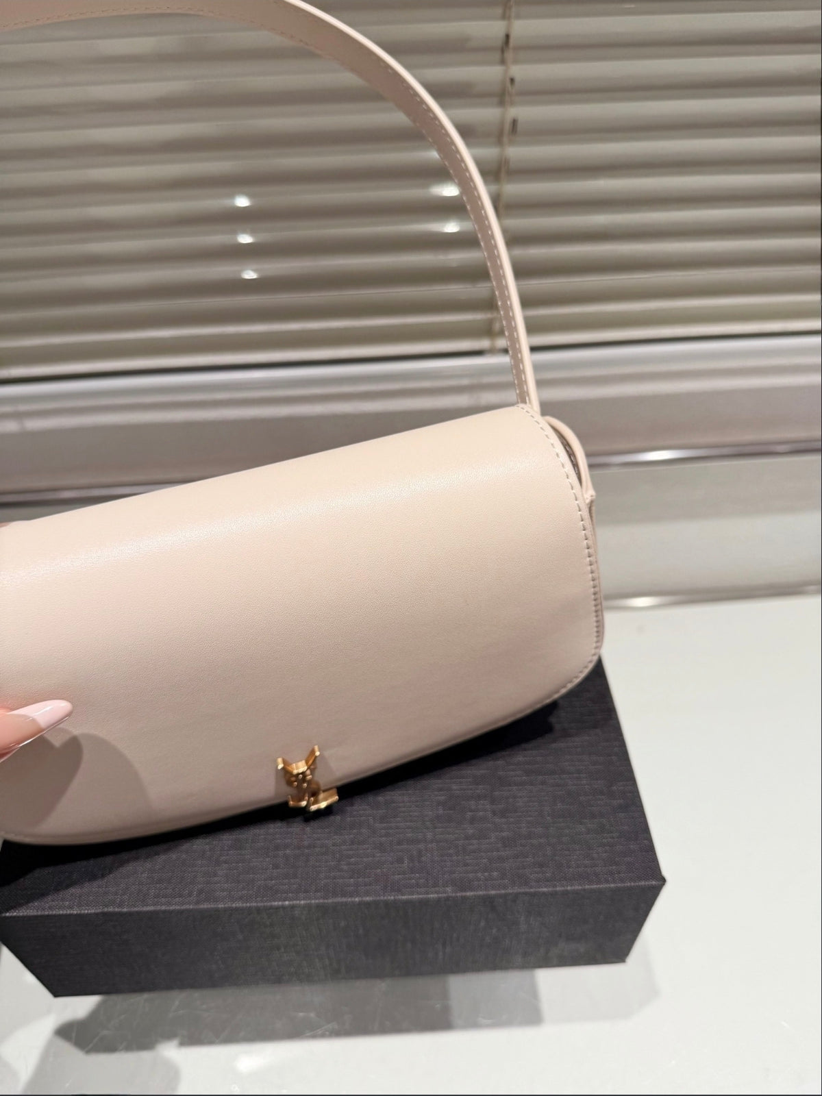 SAINT LAURENT LE 5 À 7 – CREAM / GOLD
