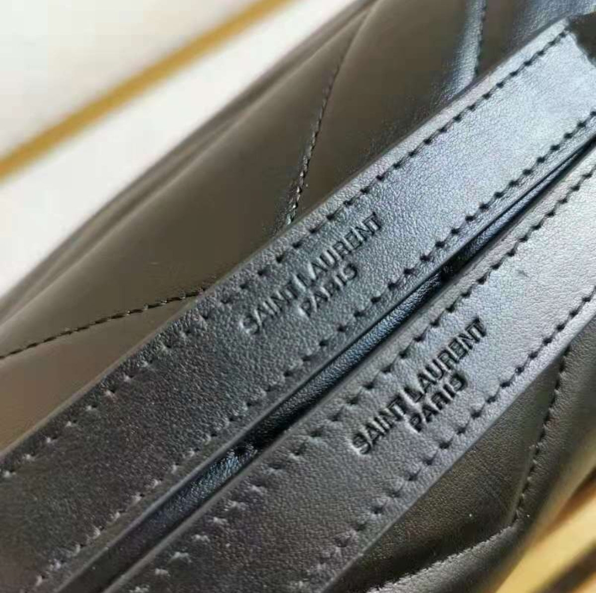 Yves Saint Laurent Loulou Toy negra, de piel matelaseada, con herrajes dorados envejecidos.