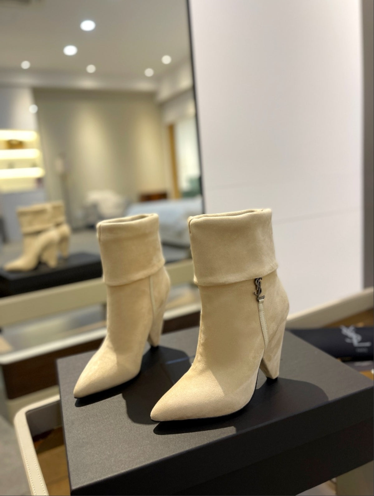SAINT LAURENT NIKI SUEDE ANKLE BOOTS – BEIGE / CREAM