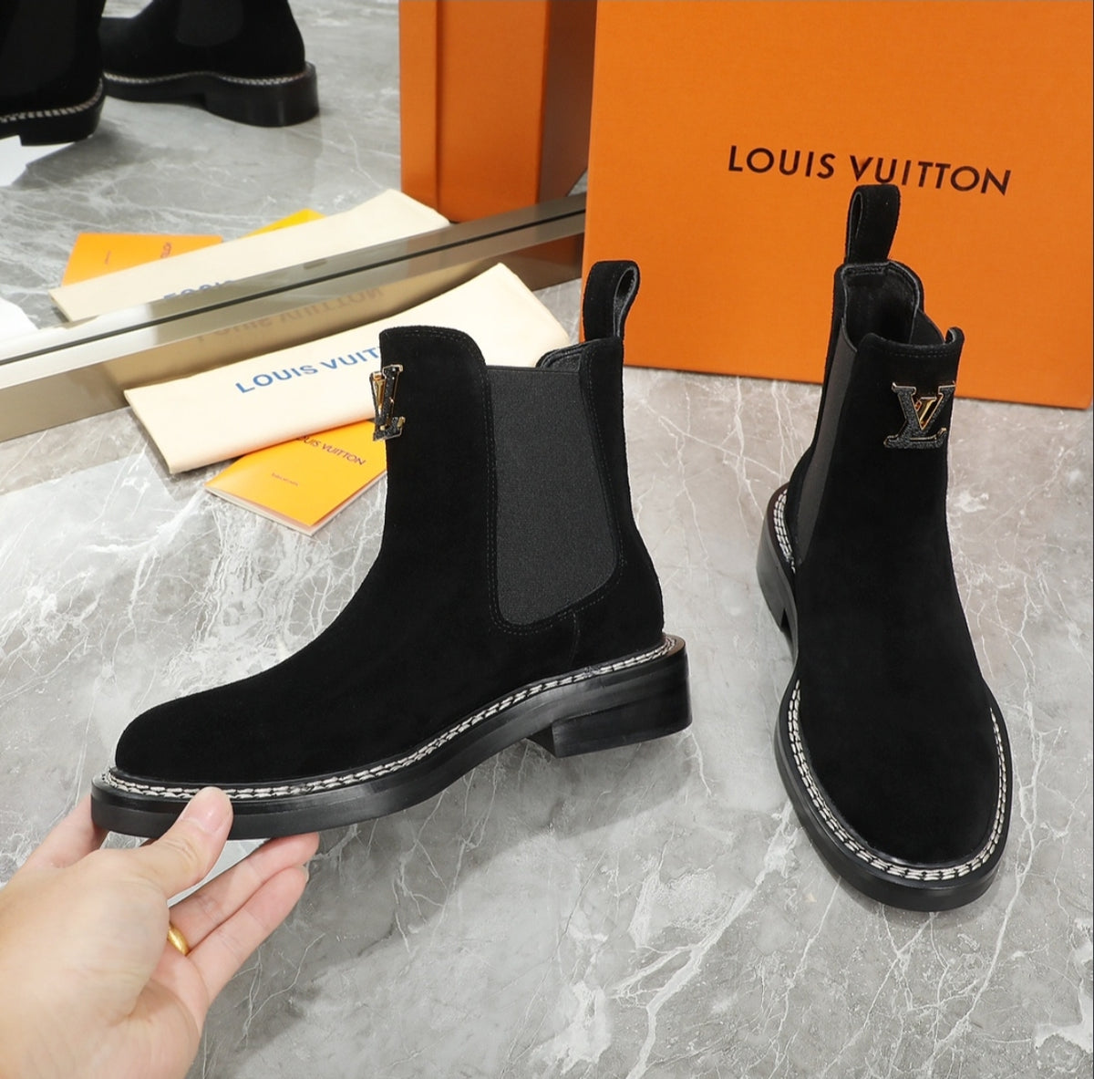 LOUIS VUITTON LV CHELSEA BOOTS – BLACK