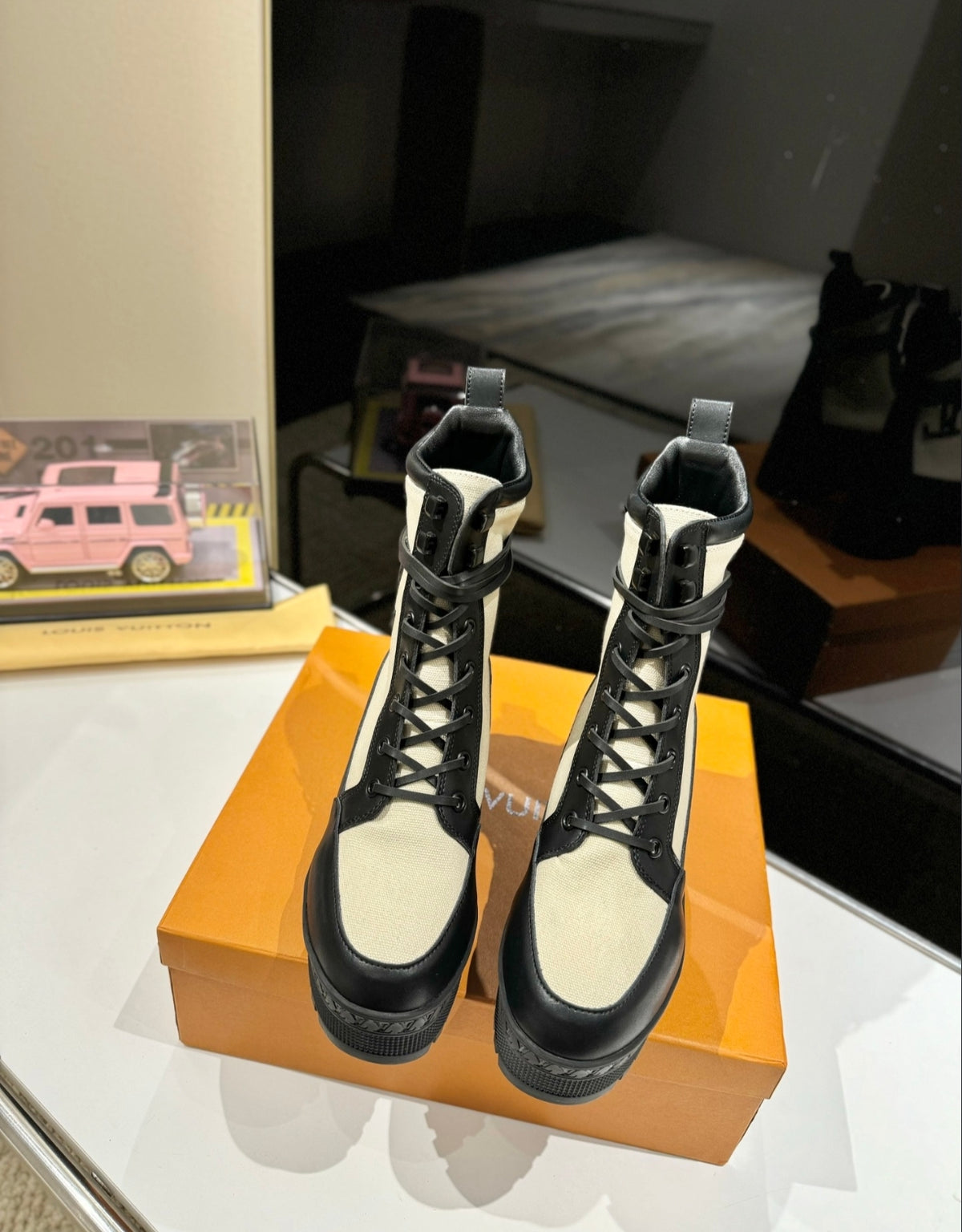 LOUIS VUITTON LAUREATE PLATFORM DESERT BOOT – BEIGE / BLACK