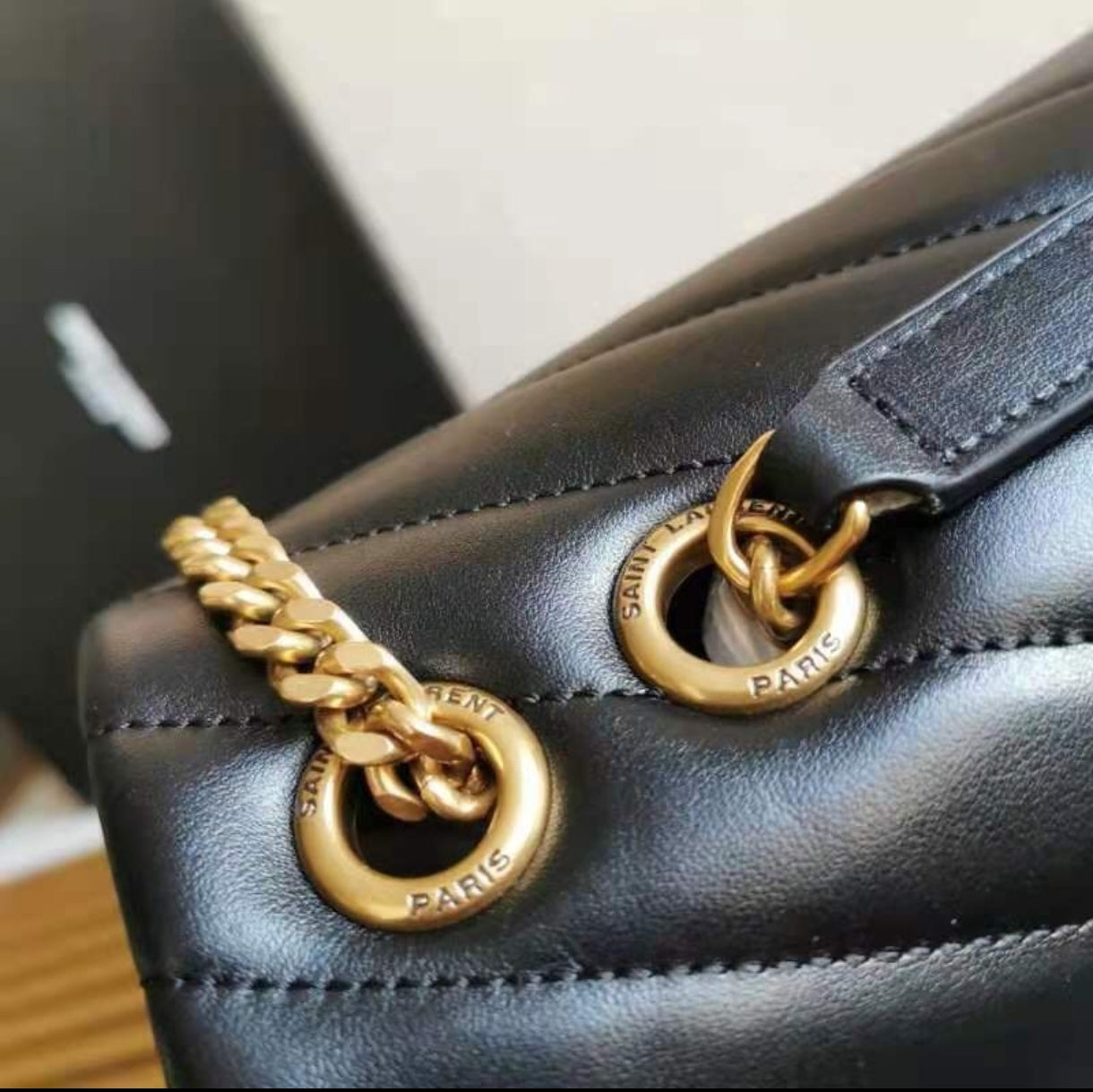Yves Saint Laurent Loulou Toy negra, de piel matelaseada, con herrajes dorados envejecidos.
