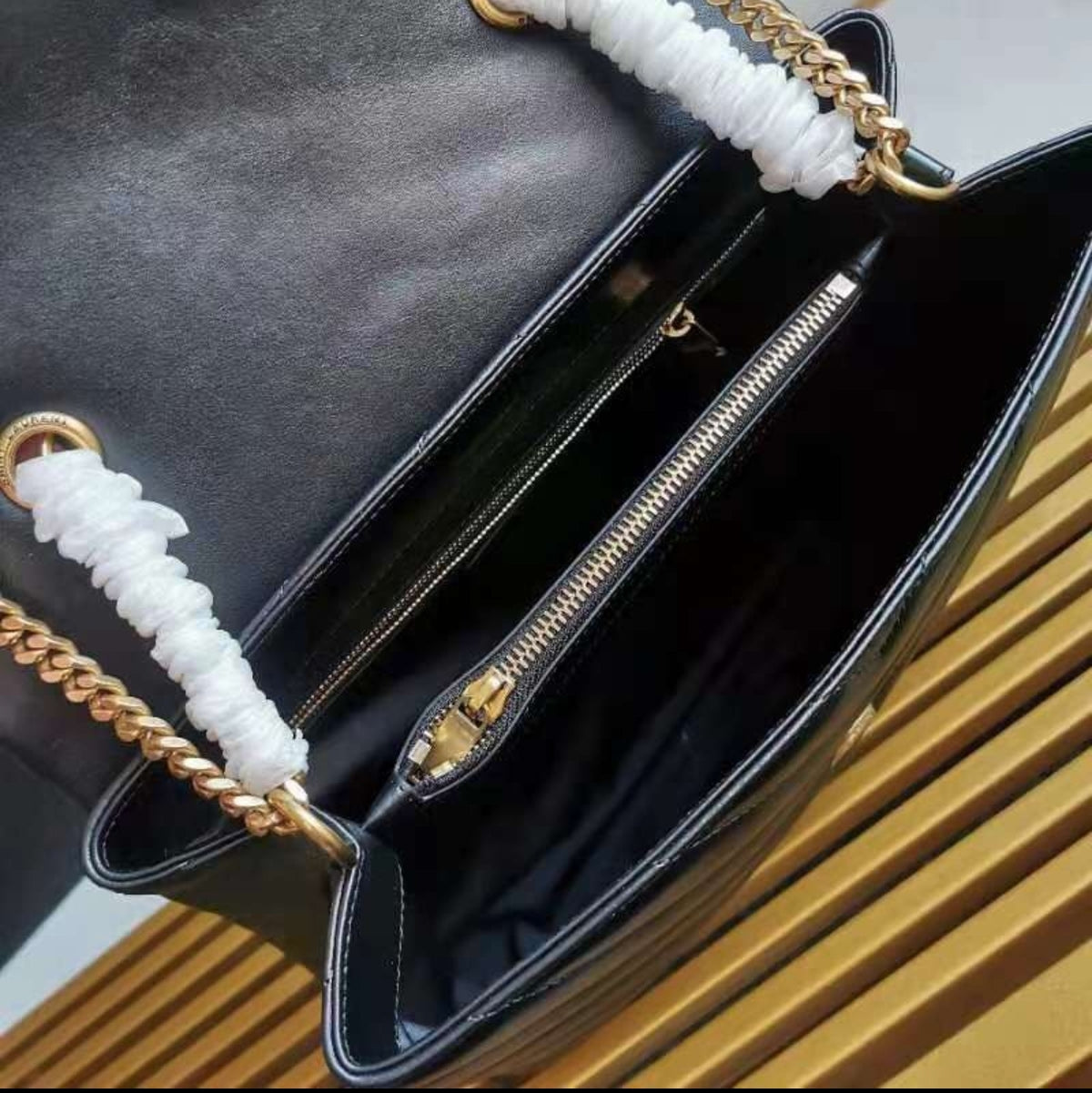 Yves Saint Laurent Loulou Toy negra, de piel matelaseada, con herrajes dorados envejecidos.