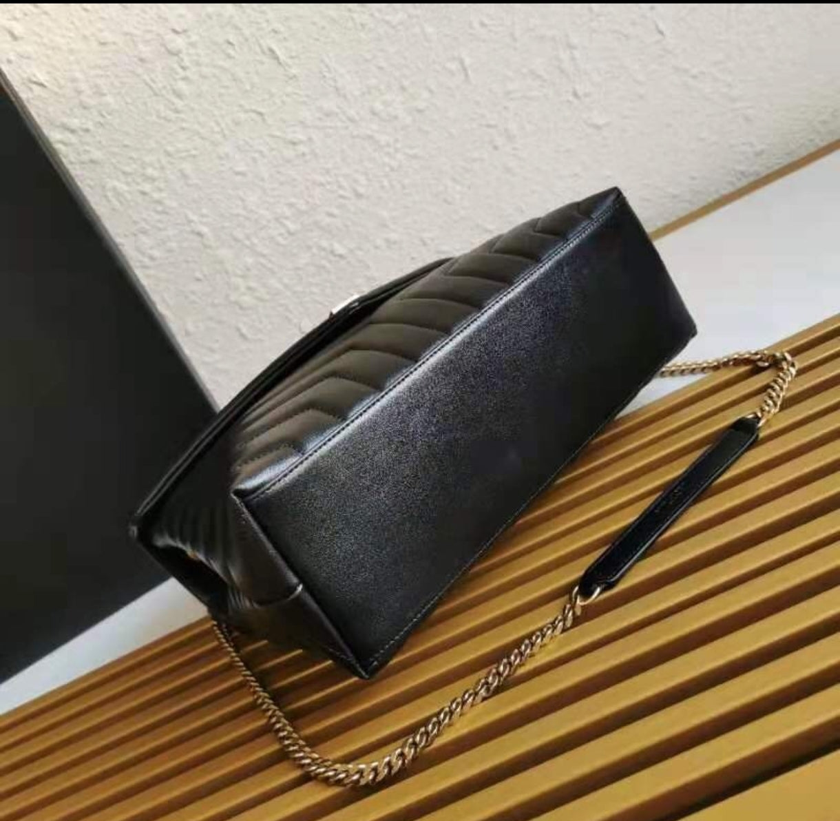 Yves Saint Laurent Loulou Toy negra, de piel matelaseada, con herrajes dorados envejecidos.