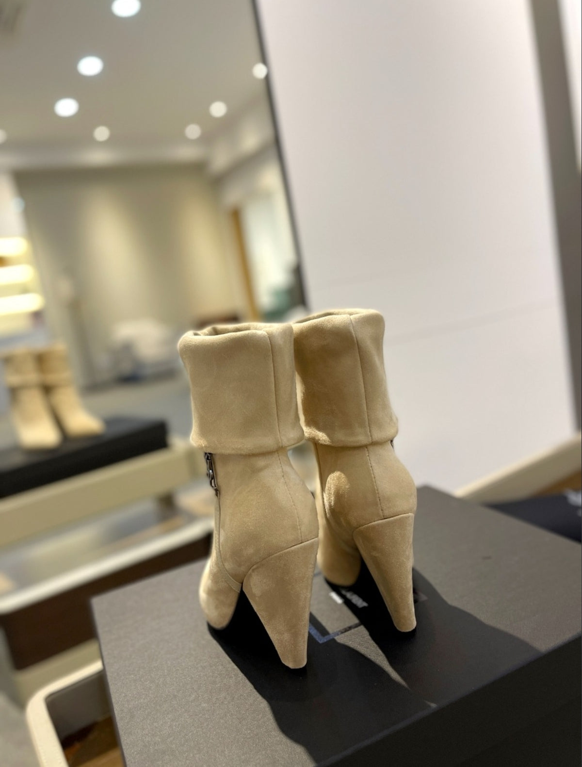 SAINT LAURENT NIKI SUEDE ANKLE BOOTS – BEIGE / CREAM