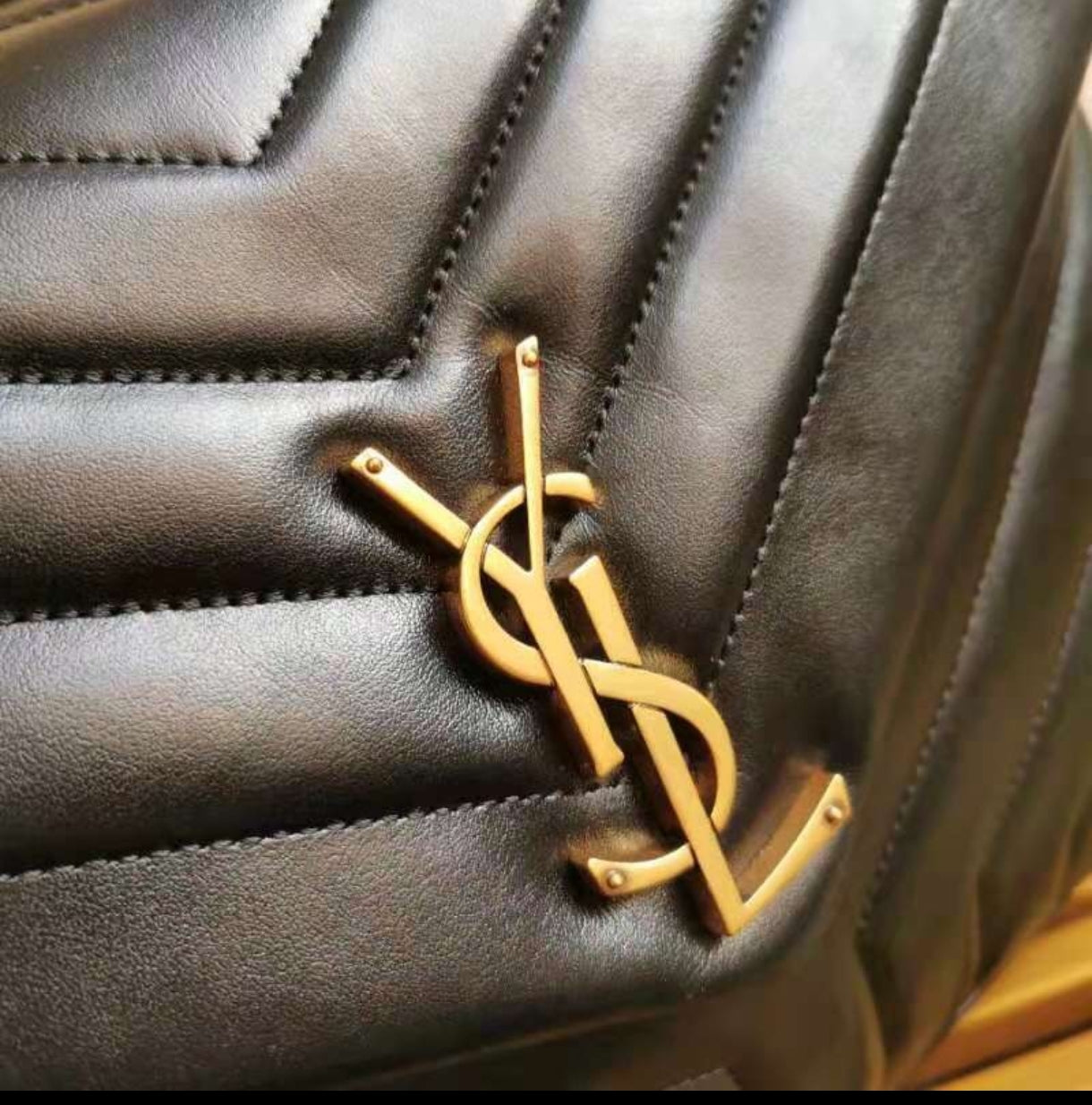 Yves Saint Laurent Loulou Toy negra, de piel matelaseada, con herrajes dorados envejecidos.