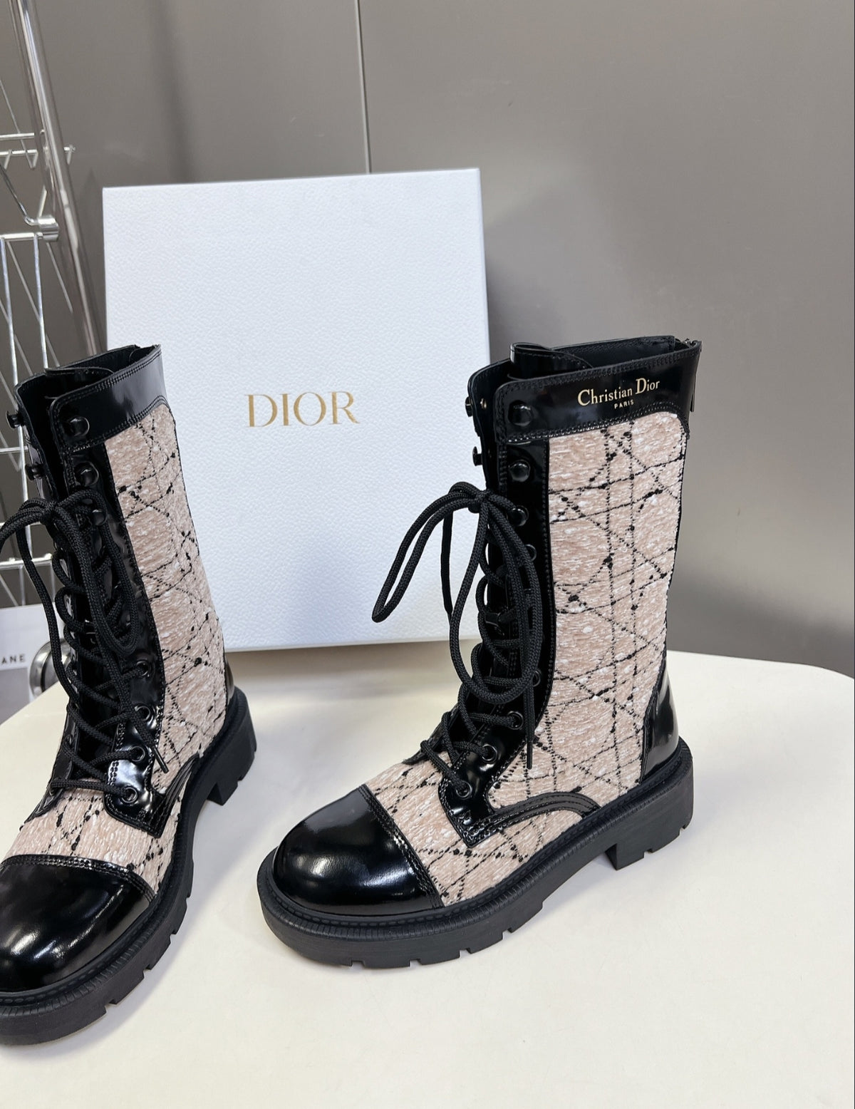 DIOR D-MAJOR–STYLE LACE-UP BOOTS – BEIGE CANNAGE / BLACK