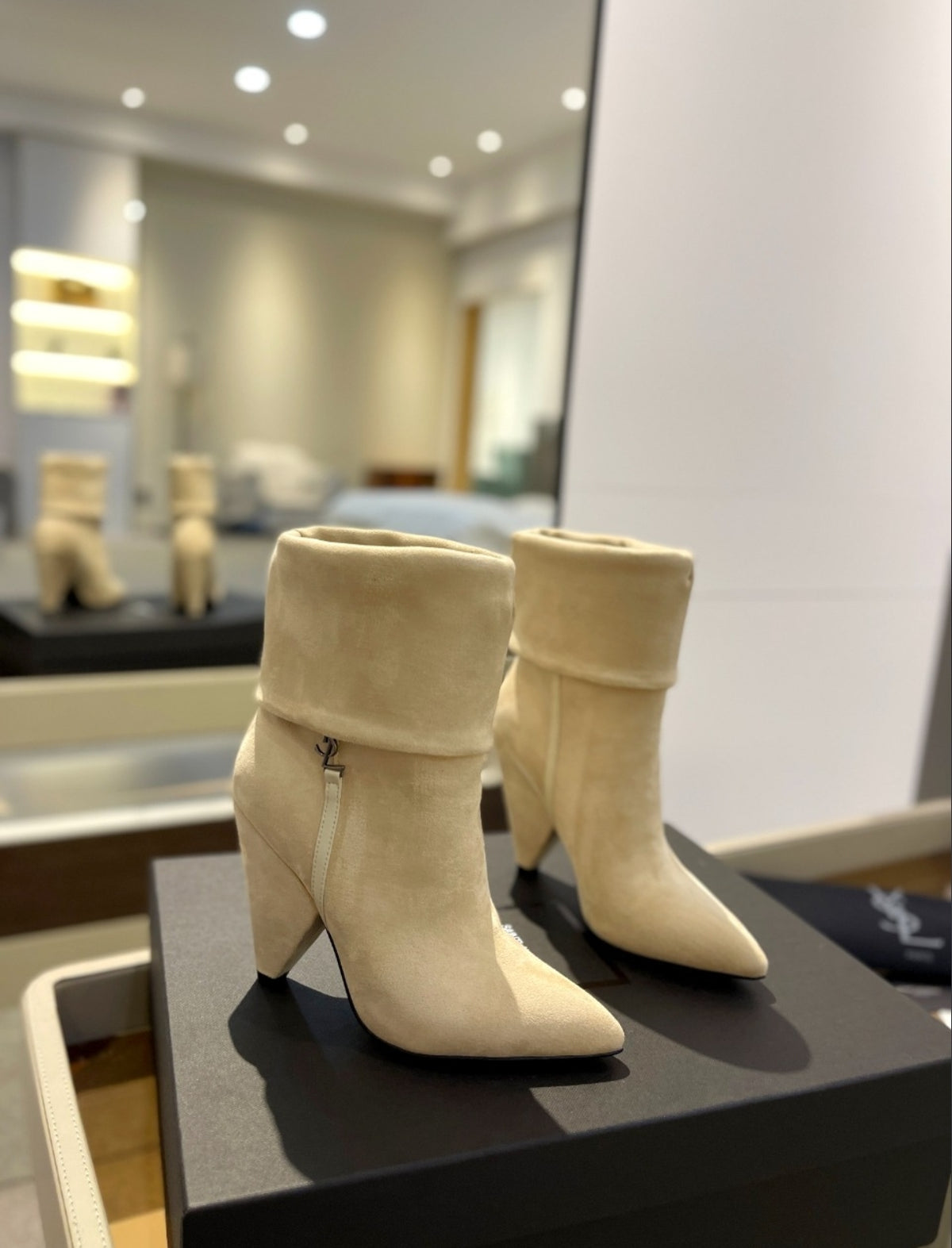 SAINT LAURENT NIKI SUEDE ANKLE BOOTS – BEIGE / CREAM
