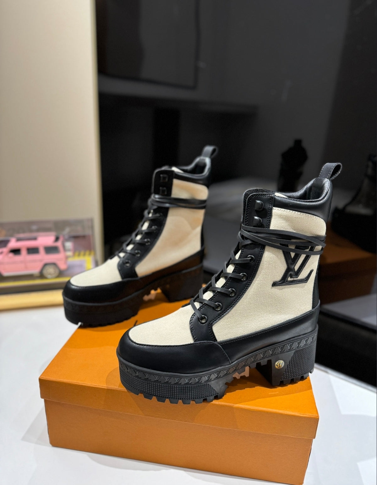 LOUIS VUITTON LAUREATE PLATFORM DESERT BOOT – BEIGE / BLACK